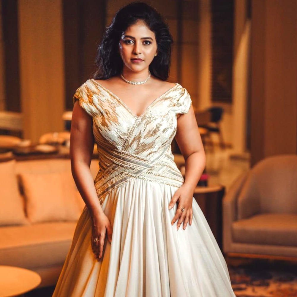 ఇక విజయ్ అంజలి కలిసి ఐరావి, సింధుబాద్ సినిమాల్లో నటించారు. ప్రస్తుతం అంజలి తమిళ్ తో పాటు తెలుగులో గ్లోబల్ స్టార్ రామ్ చరణ్ హీరోగా నటిస్తున్న గేమ్ ఛేంజర్ సినిమాలో కీలక పాత్రలో నటించింది. సినిమాలతో పాటు వెబ్ సిరీస్ ల్లోనూ నటించి ఆకట్టుకుంటుంది ఈ అమ్మడు. ప్రస్తుతం తెలుగు, తమిళ్ సినిమాలతో అంజలి ఫుల్ బిజీగా గడుపుతుంది.