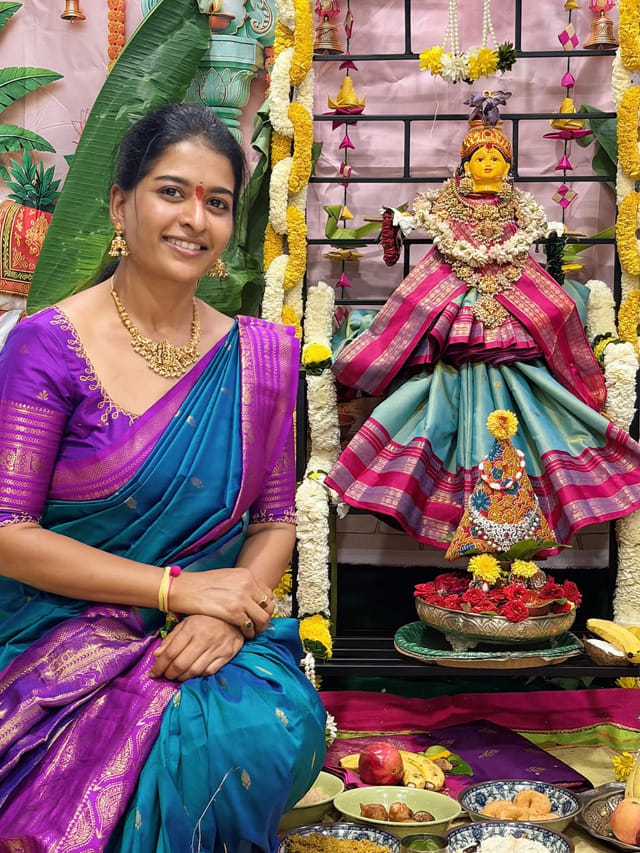 వ‌ర‌ల‌క్ష్మీ వ్రతంలో ఇల్లు ఇల్లాలు పిల్లలు నర్మద.. ఫోటోస్ వైరల్..