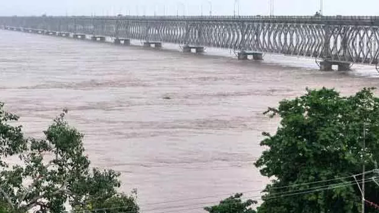 తెలుగు రాష్ట్రాల్లో వర్షాలు కురుస్తున్నాయి. ముఖ్యంగా ఏపీలో వానలు దంచికొడుతున్నాయి. దీంతో లోతట్టు ప్రాంతాల ప్రజలు చాలా ఇబ్బందులు ఎదుర్కొంటున్నారు. వాగులు వంకలు పొంగి పొర్లుతూ అనేక సమస్యలు ఎదుర్కోవాల్సి వస్తుంది. కాగా, ఇప్పుడు మనం దంచికొట్టే వానల్లో లంక గ్రామాల పరిస్థితి ఎలా ఉందో తెలుసుకుందాం.