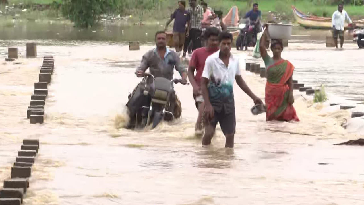 ఉప్పొంగుతున్న గోదారి.. లంక గ్రామాల పరిస్థితి ఇదే | Godavari Floods Devastate AP Lanka Villages: Evacuations and Relief Efforts Underway