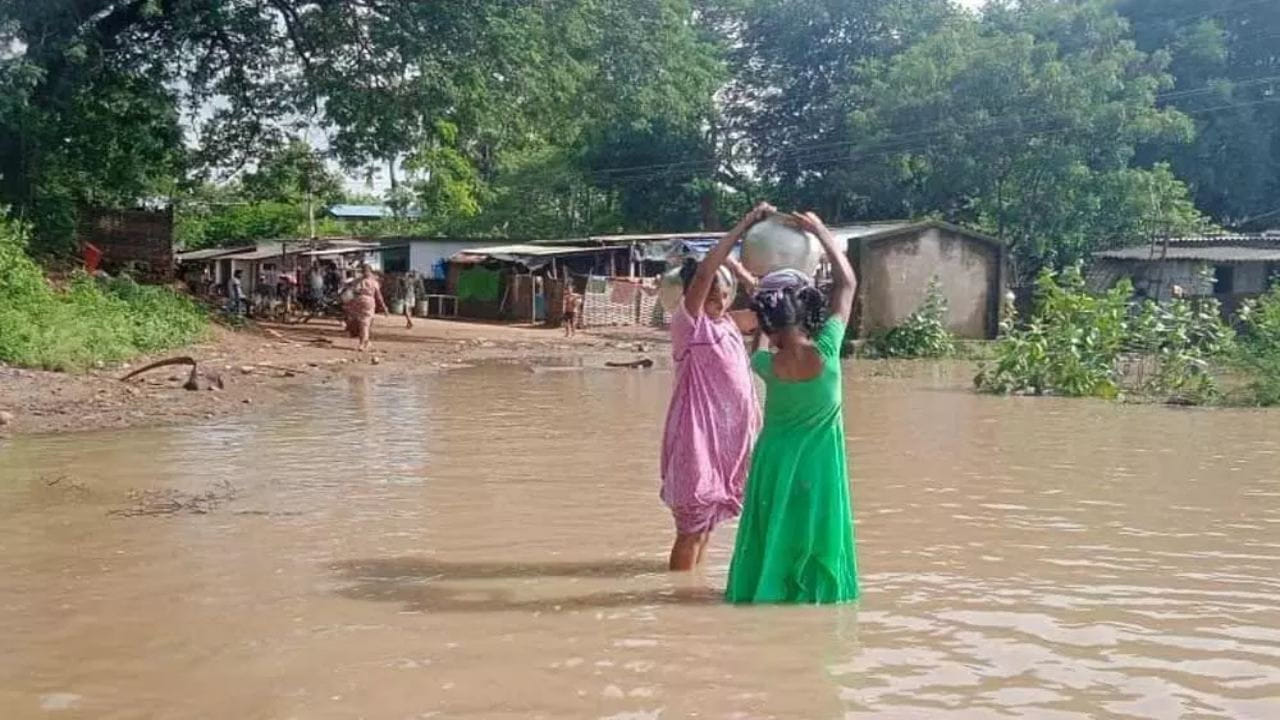 అంతేకాకుండా పలు చోట్ల వైద్య శిబిరాలు ఏర్పాటు చేసి, సహాయ చర్యలు చేపట్టారు. ఎవరికీ ఎలాంటి హాని లేకుండా ఉండేలా చూసుకునేందుకు సిబ్బందిని ఏర్పాటు చేశారు. లంక గ్రామాల్లోని చాలా మంది ప్రజలు తమ ఇళ్లను ఖాళీ చేశారు.