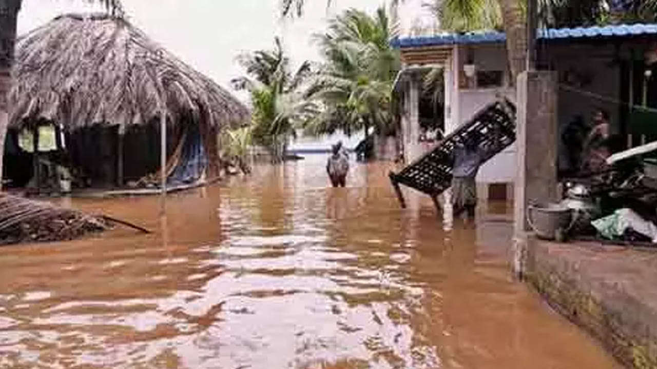 గోదావరి నది మాత్రమే కాకుండా మరో వైపు కృష్ణానది వరద ప్రవాహం కూడా విపరీతంగా పెరుగుతుందని చెబుతున్నారు అధికారులు. భారీ వర్షాల నేపథ్యంలో వరద ఉధృతి కూడా పెరుగుతుండటంతో ప్రజలు, సిబ్బంది  ఎప్పటికప్పుడు అప్రమత్తంగా ఉండాలని అధికారుల సూచనలు జారీ చేయడం జరిగింది.