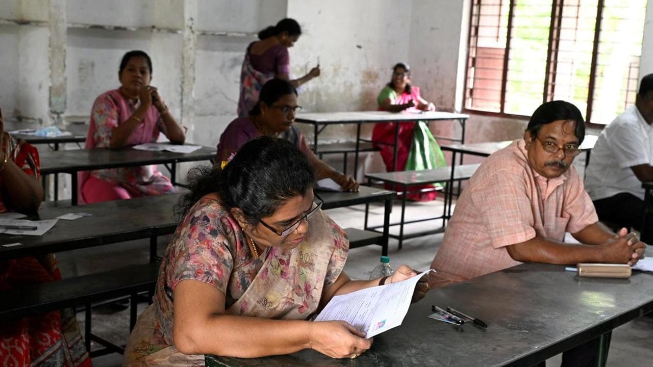 రేపట్నుంచే ప్రభుత్వ బడి టీచర్లకు స్పెషల్ TET 2026 పరీక్షలు.. ఈసారైనా గట్టెక్కుతారా?