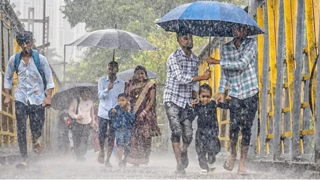 అటు తెలంగాణకు కూడా వర్షసూచనలు జారీ చేసింది వాతావరణ శాఖ. ఉపరితల ఆవర్తణం ప్రభావంతో రాష్ట్రంలోని కొన్ని ప్రాంతాల్లో మోస్తరు నుంచి భారీ వర్షాలు కురిసే అవకాశం ఉంటుందని తెలిపింది. ఈమేరకు హైదరాబాద్ సహా రాష్ట్రంలోని పలు జిల్లాలకు వాతావరణ శాఖ ఎల్లో అర్ట్ కూడా జారీ చేసింది.