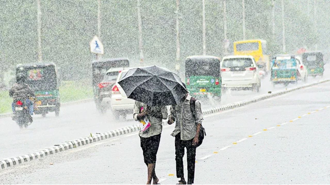 శనివారం (08-08-2026): శ్రీకాకుళం, విజయనగరం, మన్యం, పోలవరం, విశాఖ, కోనసీమ, తూర్పుగోదావరి, పశ్చిమగోదావరి, ఏలూరు, కృష్ణా, ఎన్టీఆర్, గుంటూరు, బాపట్ల, పల్నాడు, ప్రకాశం, నెల్లూరు జిల్లాల్లో అక్కడక్కడ పిడుగులతో కూడిన తేలికపాటి నుంచి మోస్తరు వర్షాలు కురిసే అవకాశం ఉందని ఏపిఎస్డీఎంఏ ఎండీ ప్రఖర్ జైన్ వివరించారు.