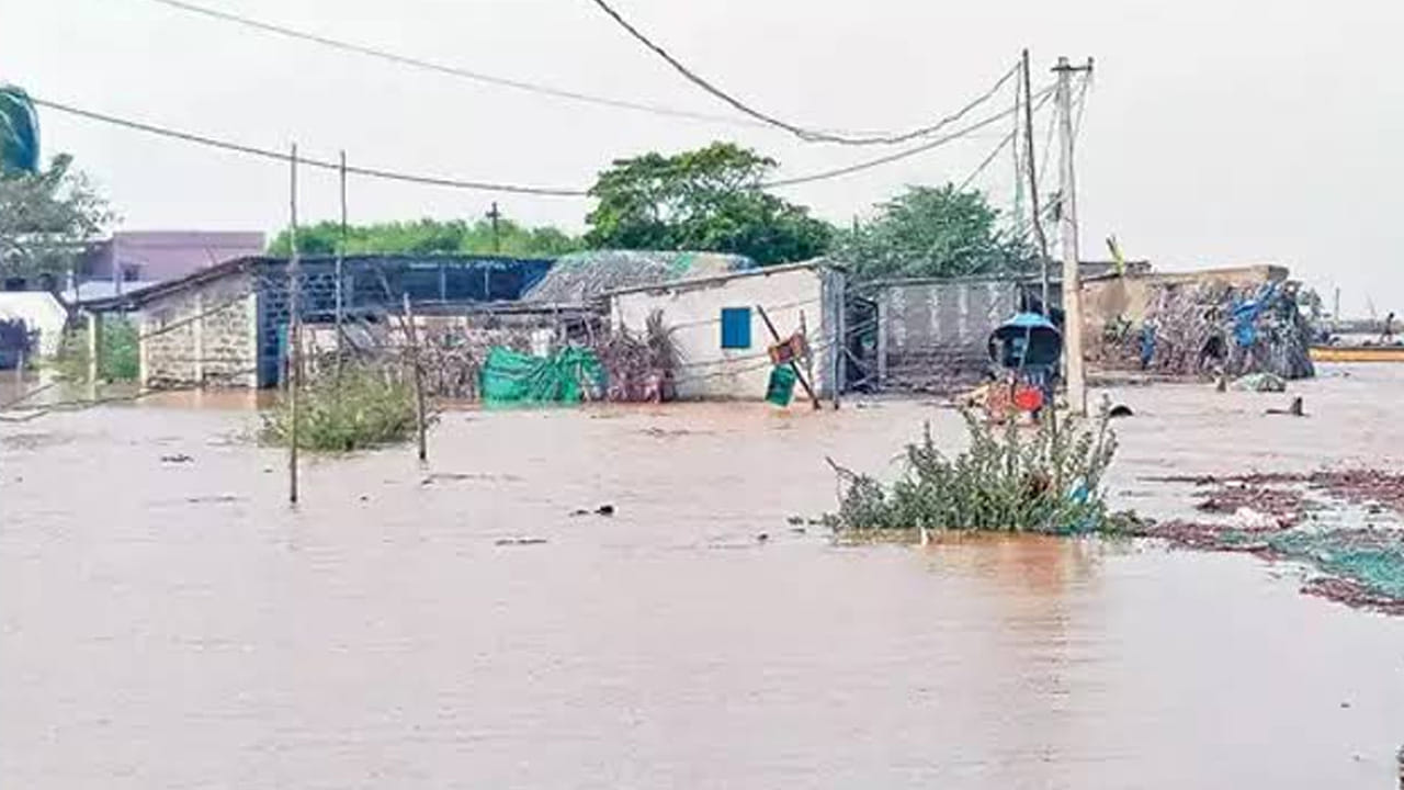 వర్షాలు విస్తారంగా పడుతుండడంతో గోదావరి పరుగులు పెడుతుంది. క్రమ క్రమంగా ఉధృతి పెరుగుతుంది. దీంతో లంక గ్రామాల్లోకి వదర నీరు చేరడంతో ప్రజలు తీవ్ర సమస్యలు ఎదుర్కొంటున్నారు. ఇళ్లలోకి నీరు చేరి తీవ్ర ఇక్కట్లు ఎదుర్కొంటున్నారు.