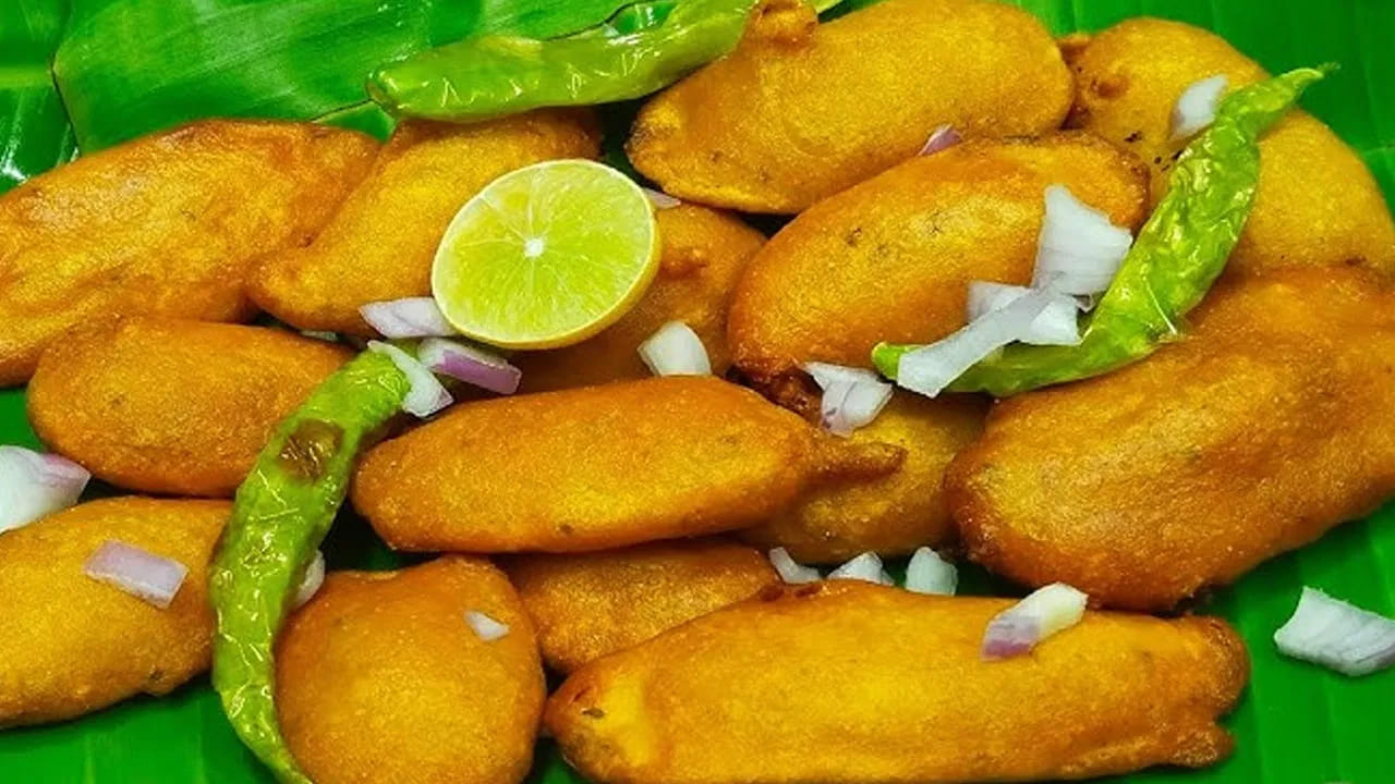 అరటి బజ్జీలు తయారీ విధానం: ముందుగా పచ్చి అరటిపండ్లను తీసుకుని దాని పై నున్న తొక్కను తీసి వాటిని చిన్న చిన్న ముక్కలుగా కట్ చేసుకోవాలి. ఇక ఇప్పుడు ఒక గిన్నె తీసుకుని కొద్దిగా శనగపిండి, ఇంకా కొంచం బియ్యప్పిండి, కారం, ఉప్పు, ఇంకా పసుపు, వాము, అల్లం-వెల్లుల్లి పేస్ట్ కూడా కలపాలి. దీనిలో నీరు పోస్తూ ఈ పిండిని మంచిగా కలుపుకోవాలి.