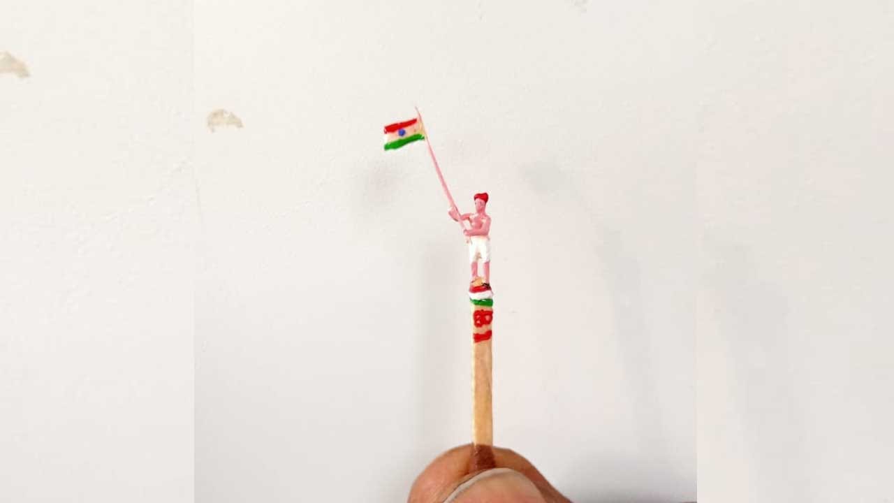 ఏలూరు : సాధారణంగా చూస్తే అదో చిన్న అగ్గిపుల్ల.. ఒక్కసారి గీసి పారేసే నిప్పు పుల్ల. కానీ, అదే అగ్గిపుల్ల ఏలూరుకు చెందిన ఓ సామాన్య కళాకారుడి చేతుల్లోకి వెళ్తే అపురూప కళాఖండంగా రూపాంతరం చెందుతుంది. కంటికి కనిపించీ కనిపించని సూక్ష్మ కళా నైపుణ్యంతో అగ్గిపుల్ల చివరలనే కాన్వాస్‌గా, శిల్ప కళావేదికగా మలుస్తూ అబ్బురపరుస్తున్నారు ఏలూరు గన్‌బజార్‌కు చెందిన మైక్రో ఆర్టిస్ట్ మేతర్ సురేష్ బాబు. 