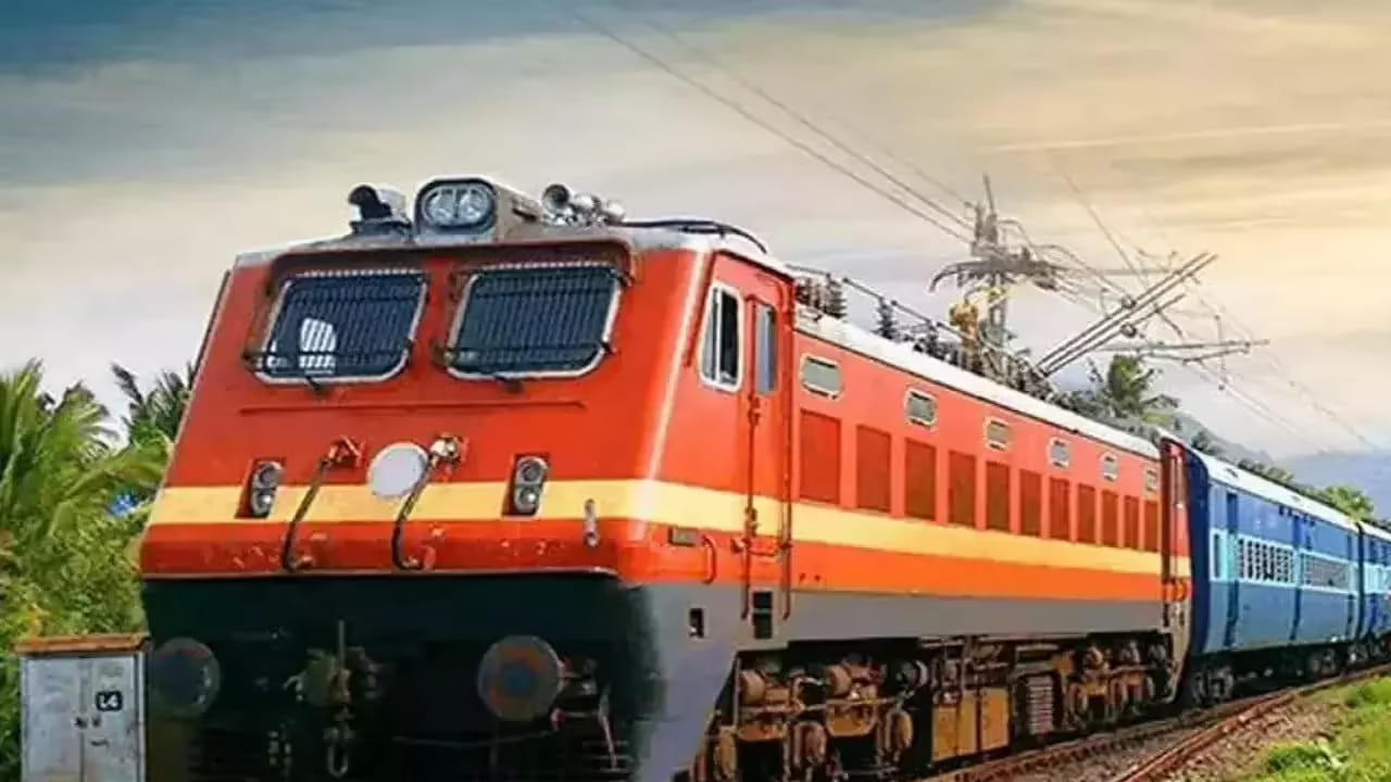 తత్కాల్ టికెట్ల బుకింగ్ రూల్స్ ఆగస్ట్ 1 నుంచి మారాయి. మీరు రైల్వే స్టేషన్లలోని రిజర్వేషన్ కౌంటర్ వద్ద తత్కాల్ టికెట్ బుక్ చేసుకోవాలంటే ఈ నిబంధనలను పాటించాల్సిందే. నేటి నుంచి కౌంటర్ల వద్ద టోకెన్ సిస్టమ్ను ప్రవేశపెట్టనున్నారు. తొలుత కౌంటర్ దగ్గర ఒక టోకెన్ అందిస్తారు. టికెట్లు రిలీజ్ అయిన తర్వాత ఈ టోకెన్ చూపిస్తే తత్కాల్ టికెట్లను జారీ చేస్తారు. దీని వల్ల మీరు గంటల కొద్ది క్యూలైన్లలో నిల్చోవాల్సిన అవసరం ఉండదు. అంతేకాకుండా టికెట్ల జారీ ప్రక్రియ కూడా సులభతరం అవుతుంది.