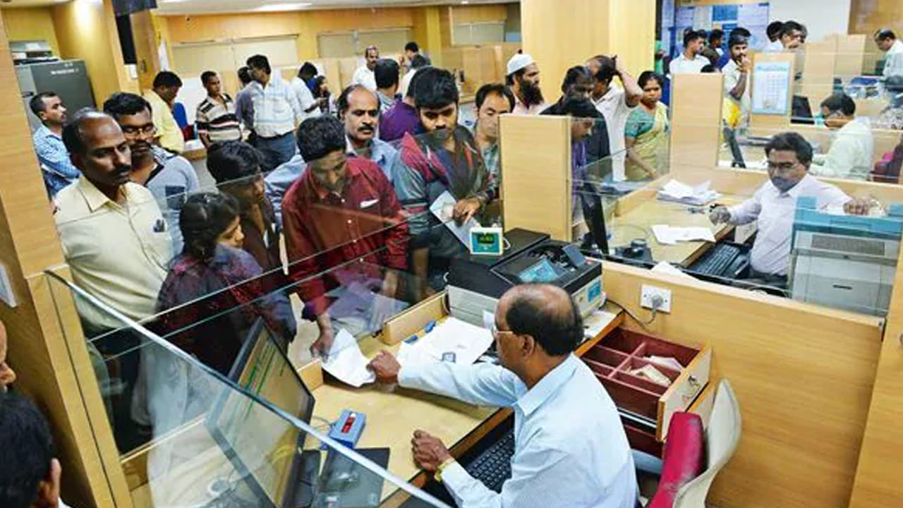 Banking News: బ్యాంకులో ఇలాంటిది మీకెప్పుడైనా జరిగిందా? ఇప్పుడు టెన్షన్‌ పడాల్సిన అవసరమే లేదు! | Banking News: Bank refuses to replace damaged notes? Here’s how to take action