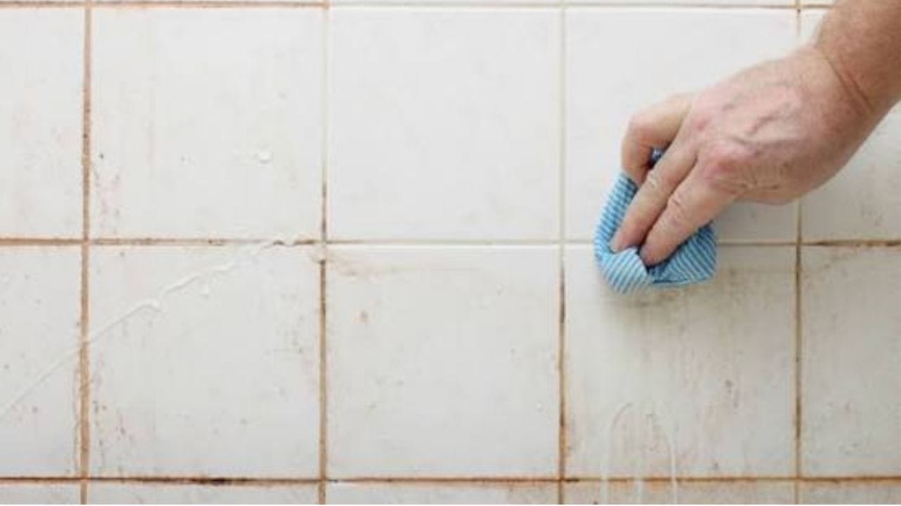 Bathroom Tiles Cleaning (2)
