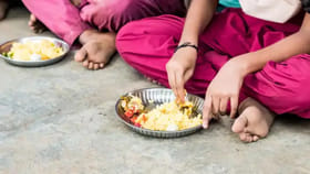 పెద్దల మాట బంగారు బాట.. నేలపై కూర్చుని తింటే శరీరంలో జరిగే..
