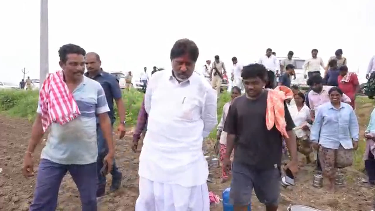 ఇప్పుడు ప్రభుత్వం ఇస్తున్న సన్నబియ్యంతోనే ఇంట్లో సంతోషంగా అన్నం వండుకుని తింటున్నాం.. మా పిల్లపాపలు కడుపునిండా అదే అన్నం తింటున్నారు" అని చెప్పినప్పుడు వారి మాటల్లో కనిపించిన తృప్తి.. సంక్షేమ పథకాల అసలైన అర్థాన్ని కళ్లముందు నిలిపింది. కరెంటు బిల్లుల గురించి అడిగినప్పుడు.. "మాకు రూపాయి బిల్లు కూడా రావడం లేదు సార్.. ప్రభుత్వమే ఉచితంగా ఇస్తోంది" అని వారు చెప్పిన మాటల్లో.. ఎన్నాళ్లుగానో మోస్తున్న ఆర్థిక భారాన్ని దించుకున్న నిశ్చింత స్పష్టంగా కనిపించింది.