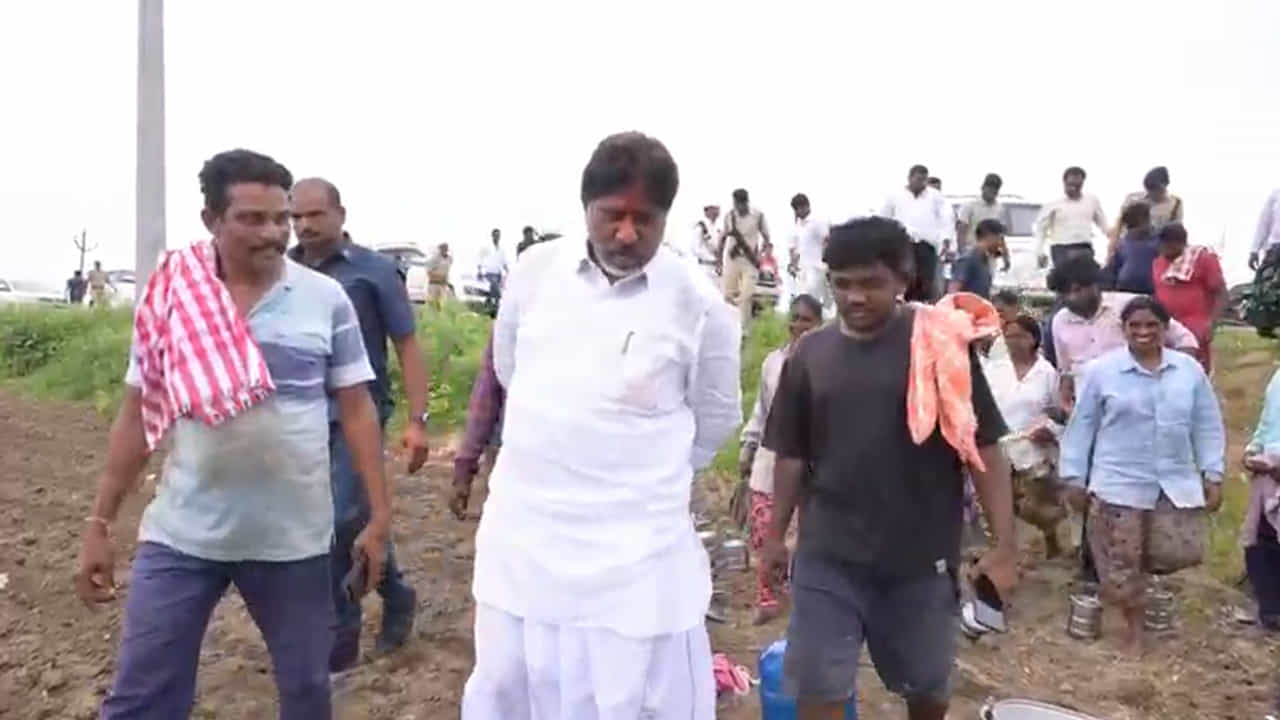 ఇప్పుడు ప్రభుత్వం ఇస్తున్న సన్నబియ్యంతోనే ఇంట్లో సంతోషంగా అన్నం వండుకుని తింటున్నాం.. మా పిల్లపాపలు కడుపునిండా అదే అన్నం తింటున్నారు" అని చెప్పినప్పుడు వారి మాటల్లో కనిపించిన తృప్తి.. సంక్షేమ పథకాల అసలైన అర్థాన్ని కళ్లముందు నిలిపింది. కరెంటు బిల్లుల గురించి అడిగినప్పుడు.. "మాకు రూపాయి బిల్లు కూడా రావడం లేదు సార్.. ప్రభుత్వమే ఉచితంగా ఇస్తోంది" అని వారు చెప్పిన మాటల్లో.. ఎన్నాళ్లుగానో మోస్తున్న ఆర్థిక భారాన్ని దించుకున్న నిశ్చింత స్పష్టంగా కనిపించింది.