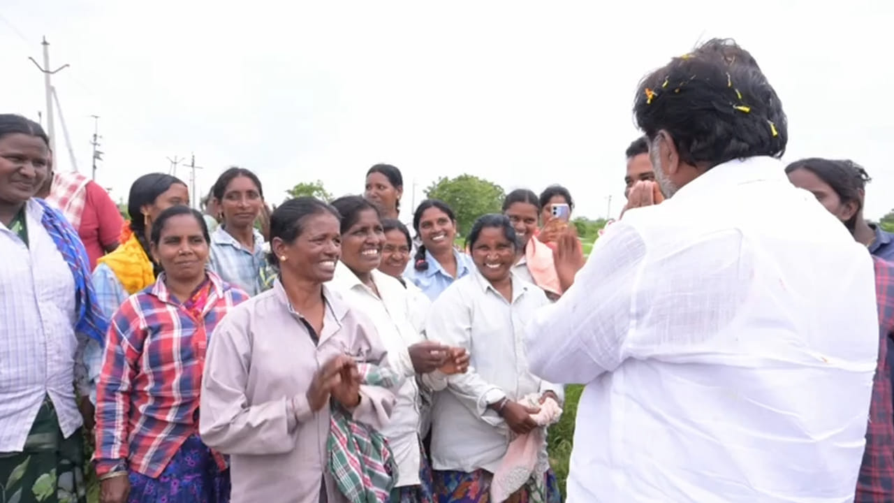ప్రభుత్వం అందిస్తున్న సంక్షేమ పథకాలు మీ ఇళ్లకు అందుతున్నాయా తల్లులారా?" అంటూ ఆప్యాయంగా పలకరించారు. అధికారపు హంగులు, ఆర్భాటాలు లేకుండా వారితో ఆత్మీయత మాట్లాడారు. భట్టి విక్రమార్కను తమ మధ్య చూసిన ఆ మహిళ కూలీలు సంతోష పడ్డారు. ఈ సందర్భంగా ప్రజా ప్రభుత్వం తమ జీవితాల్లో వచ్చిన మార్పులను చెబుతూ వారు భావోద్వేగానికి లోనయ్యారు.