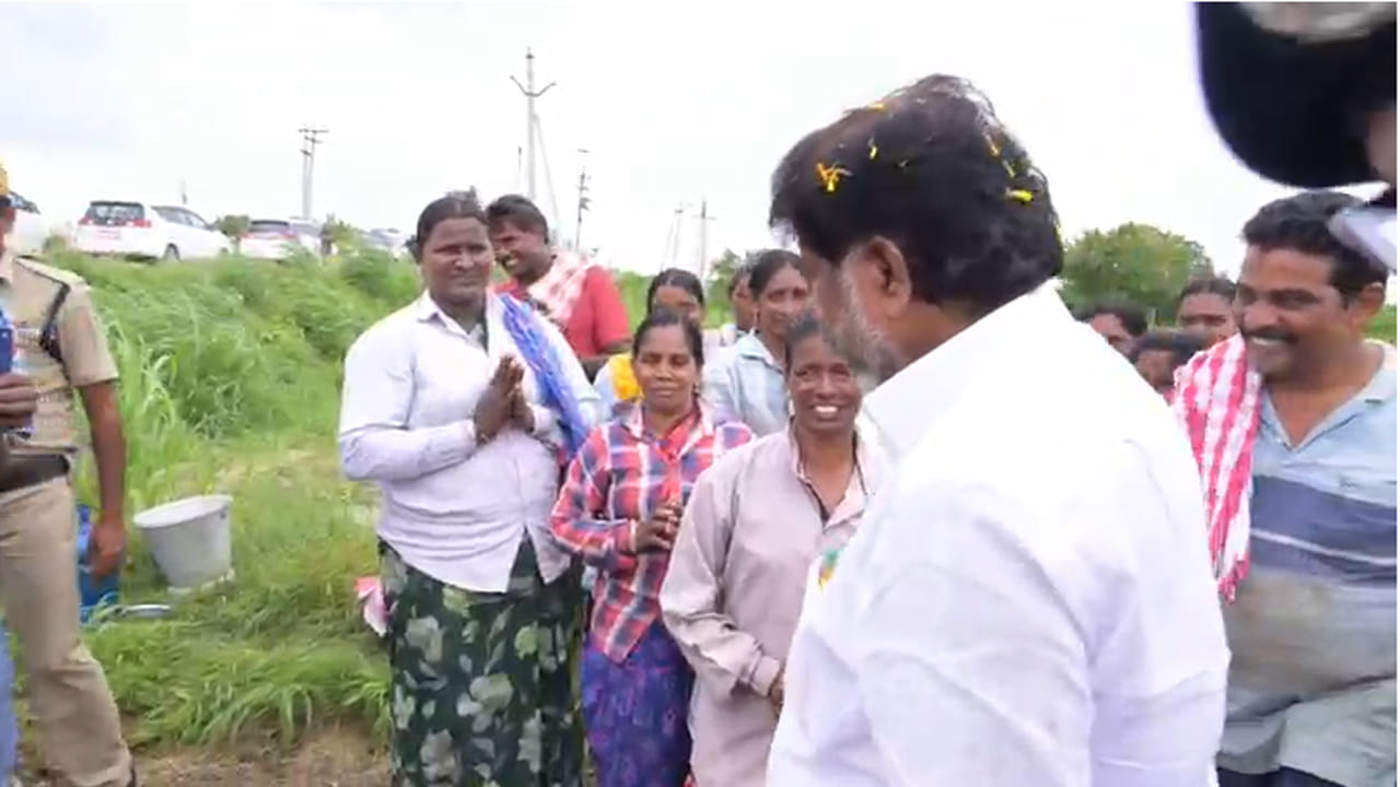 ఇటీవల హైదరాబాద్కు కూలీ పనుల కోసం వెళ్లిన సందర్భాన్ని గుర్తుచేసుకున్న ఆ మహిళలు.. ఉచిత బస్సు ప్రయాణం తమకు ఎంతగానో ఉపయోగపడిందని ఆనందంగా చెప్పారు. ప్రయాణ ఛార్జీల కోసం ఖర్చయ్యే డబ్బు మిగలడం.. తమ కుటుంబ అవసరాలకు ఎంతో ఆసరాగా మారిందని కృతజ్ఞతతో తెలిపారు.