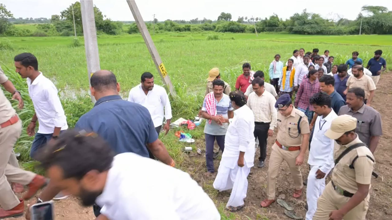 ఖమ్మం జిల్లా బోనకల్ మండలం రాయన్నపేట శివారుల్లో తన కాన్వాయ్ ఆపి పొలాల్లోకి వెళ్ళారు. నియోజకవర్గంలో సుడిగాలి పర్యటన చేస్తున్న ఉప ముఖ్యమంత్రి భట్టి విక్రమార్క.. హంగూ ఆర్భాటాలకు దూరంగా, నేరుగా పంట పొలాల్లో కూలీ పనులు చేస్తున్న మహిళల వద్దకు వెళ్లారు. మధ్యాహ్న భోజనానికి సిద్ధమవుతూ క్యారేజీలు విప్పుకుంటున్న ఆడబిడ్డల మధ్యకు ఆయన హోదాను పక్కన పెట్టి.. వారి కష్టసుఖాలను అడిగి తెలుసుకున్నారు.