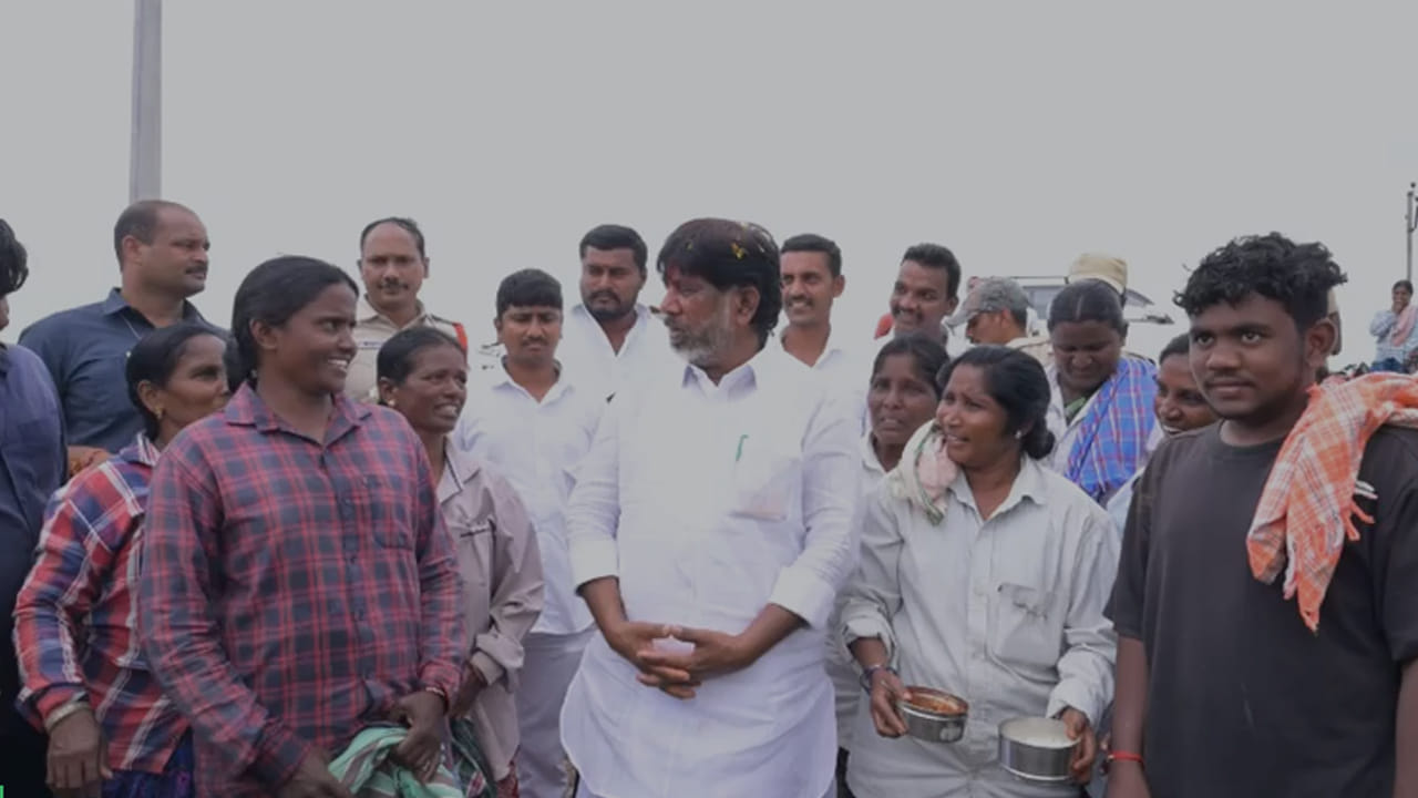 ఉప ముఖ్యమంత్రి భట్టి విక్రమార్క మాట్లాడుతూ.. మీరు ఉచితంగా పొందుతున్న ప్రతి పథకానికి మీ తరఫున ఆర్థిక శాఖ ఆయా శాఖలకు క్రమం తప్పకుండా నిధులు చెల్లిస్తోంది. ప్రజల అవసరాలను గుర్తించడం.. ఆ అవసరాలను తీర్చడం.. ప్రజల జీవితాల్లో మార్పు తీసుకురావడమే ఈ ప్రజాప్రభుత్వం అసలైన బాధ్యతని చెప్పారు.