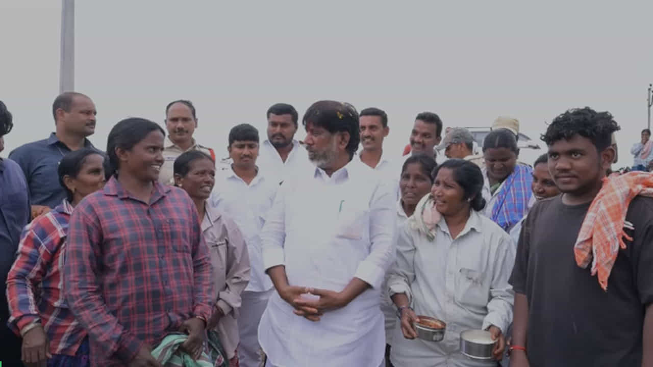 ఉప ముఖ్యమంత్రి భట్టి విక్రమార్క మాట్లాడుతూ.. మీరు ఉచితంగా పొందుతున్న ప్రతి పథకానికి మీ తరఫున ఆర్థిక శాఖ ఆయా శాఖలకు క్రమం తప్పకుండా నిధులు చెల్లిస్తోంది. ప్రజల అవసరాలను గుర్తించడం.. ఆ అవసరాలను తీర్చడం.. ప్రజల జీవితాల్లో మార్పు తీసుకురావడమే ఈ ప్రజాప్రభుత్వం అసలైన బాధ్యతని చెప్పారు.