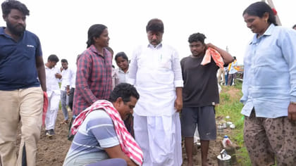 పొలం గట్టున డిప్యూటీ సీఎం.. కూలీలతో ఆత్మీయ పలకరింపు..