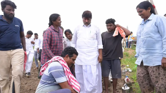 పొలం గట్టున డిప్యూటీ సీఎం.. కూలీలతో ఆత్మీయ పలకరింపు..