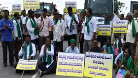 1049 ఎకరాల భూ రికార్డులు తారుమారు? బొంరాస్‌పేట రైతుల ఆందోళన