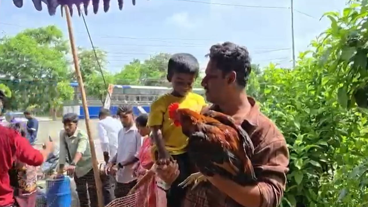 ప్రతి ఏడాది బోనాల సమయంలో నాటు కోళ్లకు మంచి గిరాకీ ఉంటుందని వ్యాపారులు చెబుతున్నారు. ఈసారి కూడా పండుగ నేపథ్యంలో డిమాండ్ భారీగా పెరిగిందని అంటున్నారు. ఎక్కువ మంది కొనుగోలుకు వస్తుండటంతో ధరలు కూడా పెరిగాయని చెబుతున్నారు.