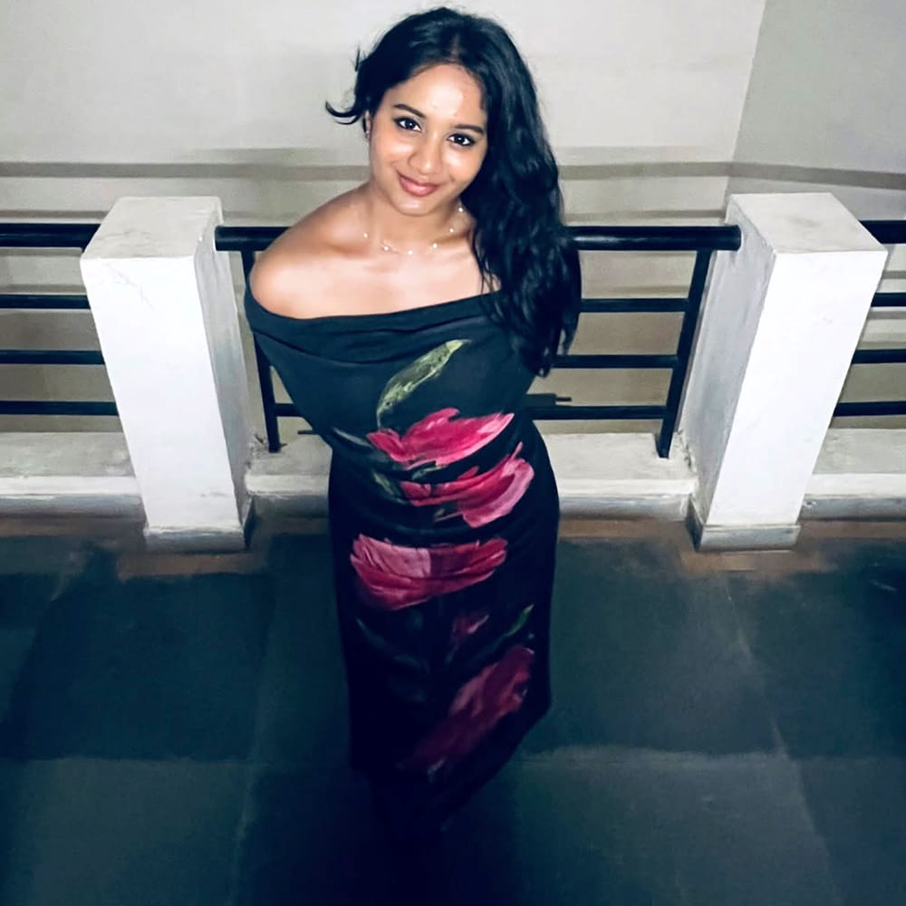 బ్యూటీ చాలా ఫెవరెట్ హీరోయిన్.. కుర్రాళ్ళ డ్రీమ్ గర్ల్.. అందం కంటే ఆమె చాలా చూడముచ్చటగా ఉంటుంది. మొఖంలో భలే కళ ఉంటుంది. ఈ అమ్మడు సిందూరం అనే సినిమాతో తెలుగులోకి అడుగుపెట్టింది. ఈ సినిమా పర్లేదు అనిపించుకుంది. ఇక ఈ అమ్మడు సోషల్ మీడియాలో చాలా యాక్టివ్ గా ఉంటుంది. ఈ బ్యూటీ షేర్ చేసే ఫోటోలు అభిమానులు ఆకట్టుకుంటున్నాయి.