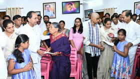 పెద్ది కుటుంబ సభ్యులను పరామర్శించిన బీఆర్ఎస్ అధినేత కేసీఆర్