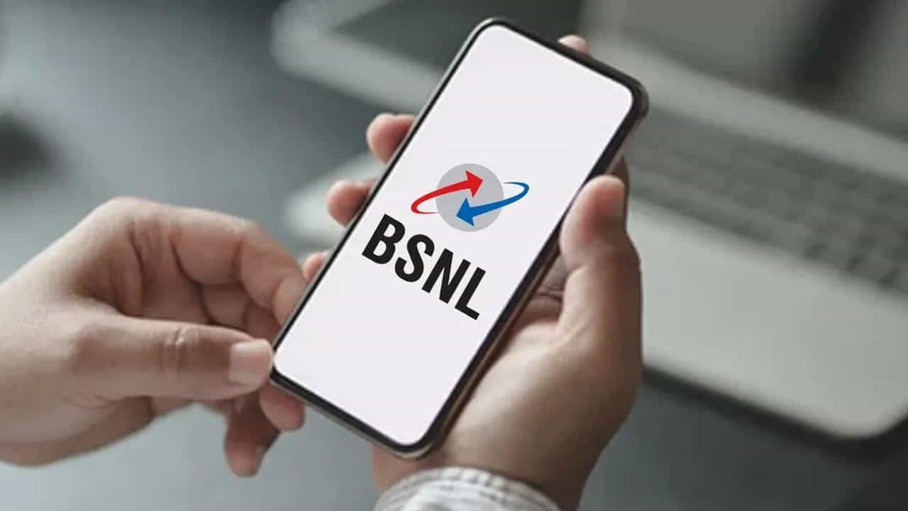  ఈ ప్లాన్‌లో మీకు ఏమి లభిస్తుంది?: ఈ దీర్ఘకాలిక రీఛార్జ్ ప్లాన్‌లో వినియోగదారులకు రోజుకు 2 GB డేటా లభిస్తుంది. ఇది మీ రోజువారీ అవసరాలను సులభంగా తీర్చడంలో సహాయపడుతుంది. ఆన్‌లైన్ గేమింగ్, హై-స్పీడ్ డేటాతో పాటు, ఈ మొబైల్ రీఛార్జ్ ప్లాన్ మిమ్మల్ని సోషల్ మీడియాలో చురుకుగా ఉండటానికి సహాయపడుతుంది. 412 రోజుల ఈ దీర్ఘకాలిక ప్లాన్‌లో మీకు రోజుకు 100 SMSల ప్రయోజనం కూడా లభిస్తుంది. వినియోగదారులు ఈ ప్రయోజనాన్ని అన్ని నెట్‌వర్క్‌లలో పొందుతారు. అపరిమిత కాల్స్ ప్రయోజనం కూడా ఉంది.