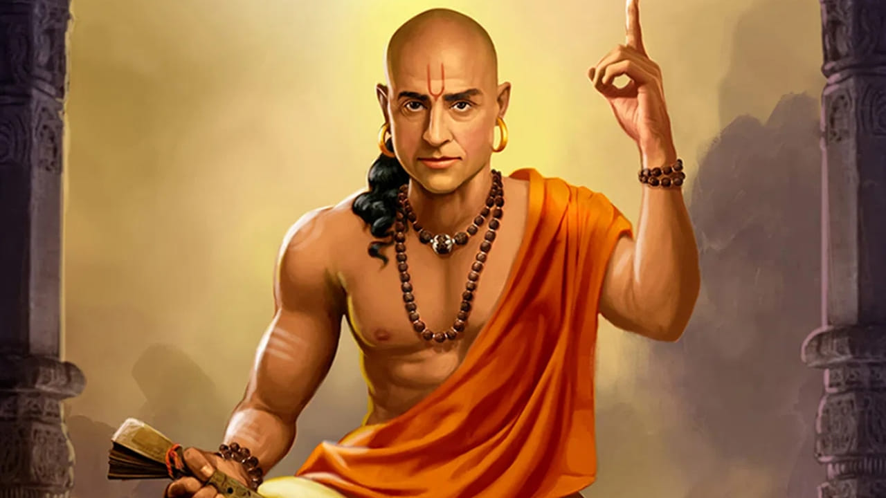 2.లోపలి శత్రువు బయట శత్రువు కంటే డేంజర్.. అర్థశాస్త్రంలో అంతరామ్యాత గురించి ఆయన తెలియజేయడం జరిగింది. ఆఫీసులో మీ పక్కన కూర్చొని మీతో మంచిగా ఉంటూ నటిస్తూనే, మీ వెనుక మాట్లాడే వ్యక్తే అసలైన శత్రువు అని చెబుతున్నాడు చాణక్యుడు. అలాంటి వారితో మీ ప్లాన్స్, మీ సీక్రెట్స్ అస్సలే చెప్పకూడదు, నోరు అదుపులో పెట్టుకోవాలంట.