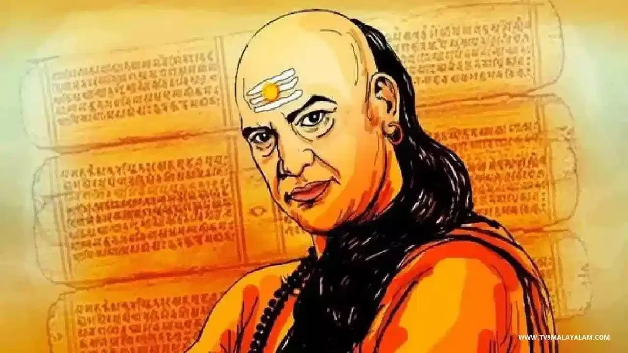 భార్య వ్యక్తిగత విషయాలను వేరే వాళ్ళకి చెప్పకూడదని చాణక్యుడు చెబుతున్నాడు. దాంపత్య జీవితం మంచిగా ఉండాలంటే 
పరస్పర గౌరవం  చాలా ముఖ్యం. ఇంకా మీ కుటుంబ రహస్యాలను బయట చెప్పడం వలన సమస్యలు ఎక్కువవుతాయని అంటున్నారు. కాబట్టి, భార్య ఎలా ఉన్నా వాటి గురించి చెప్పకండి. 