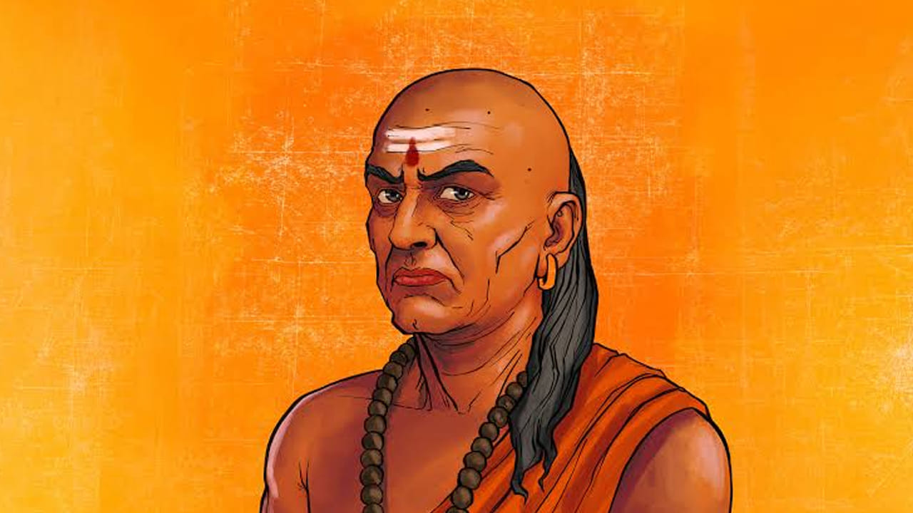 1. సామ ,దాన భేద, దండన ( నాలుగు అస్త్రాలు) చాణక్యుడి ఫేమస్ సూత్రం ఇది. ఆక్ష్న కష్టమైన వ్యక్తిని మొదటగా సామ అంటే మాటలతో నచ్చచెప్పాలని తెలియజేయడం జరిగింది. అలా కుదరకపోతే చిన్న సహాయం చేసి దగ్గర చేసుకోవాలని తెలియజేశాడు. తర్వాత  భేద అంటే, ఆయన బలహీనతను గుర్తించి విడదీయడం, చివరకు అధికారులకు రిపోర్ట్ చేయడం లేదా దూరం పెట్టడం చేయాలి.