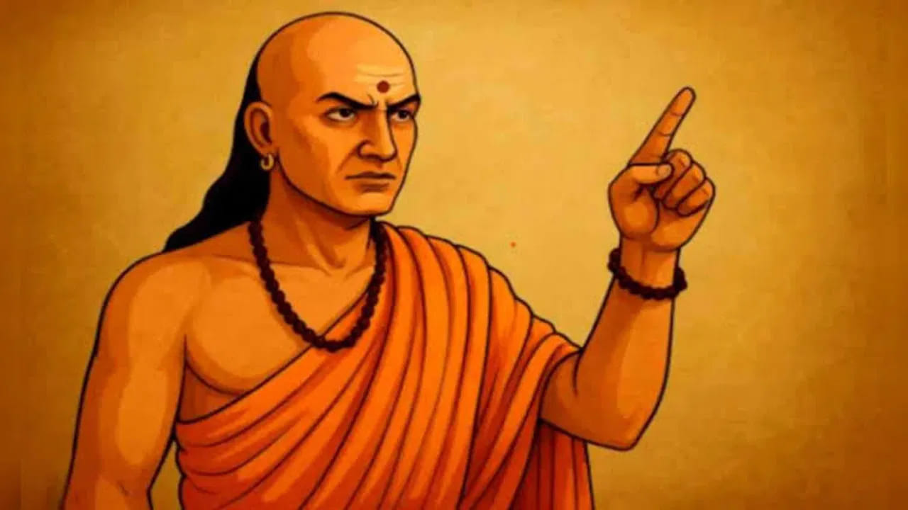 4. పని మాట్లాడాలి మీరు కాదు. చాణక్యుడు ఏం చెబుతున్నాడు అంటే రాజు తన పనితో గుర్తింపు పొందాలి కానీ, మీ వాదనలతో మీకు గుర్తింపు రాకూడదు. మిమ్మల్ని కష్టపెట్టే వారు, మీ రంటే నచ్చని వారు, మిమ్మల్ని తొక్కేయాలని చూస్తే మీరు వాదనకు దిగకంటీ, వర్క్ క్వాలిటీ ఇంపార్టెంట్, మీరు పని చేసే ఫలితమే మిమ్మల్ని కాపాడుతుందని తెలియజేశాడు.