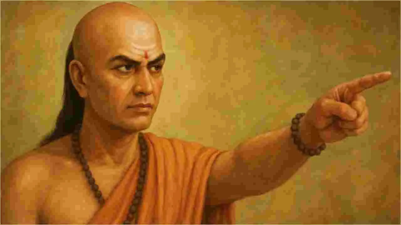 చివరగా ఆయన మాట్లాడుతూ.. మీరు అందరినీ మార్చలేరు అని గుర్తించుకోవాలి. కానీ ఎవరితో ఎలా ఉండాలో తెలిసినప్పుడే , ఎవరూ మిమ్మల్ని ఇబ్బంది పెట్టలేరు అని చాణక్యుడు గొప్పగా తెలియజేశాడు.