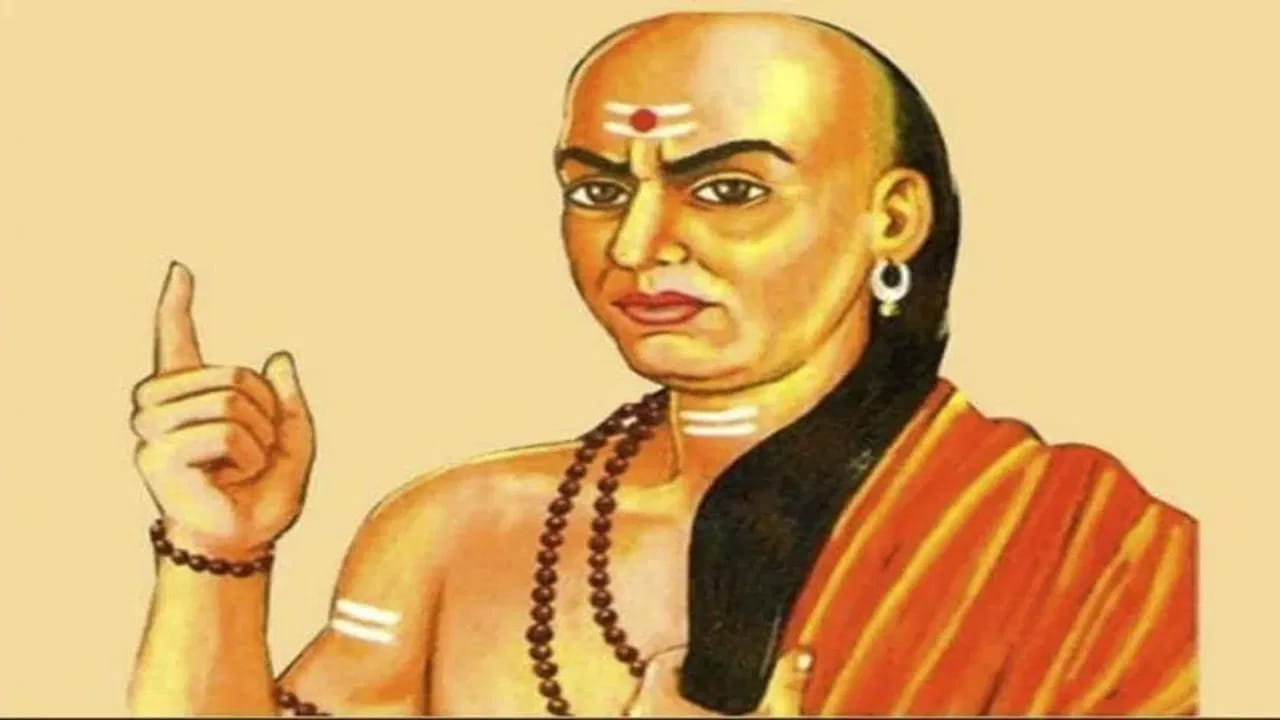 ఇంట్లో తులసి మొక్క వాడిపోవడం: ఇంట్లో తులసి మొక్క ఎప్పుడూ కూడా పచ్చగా ఉండాలి. ఇంకా ఈ మొక్కను లక్ష్మీదేవికి ప్రతీకగా చెబుతారు. ఈ మొక్క ఇంట్లో ఉంటే పాజిటివ్ వాతావరణం ఉంటుంది. ఇంట్లో ఈ మొక్క వాడిపోతే అశుభం అని అంటారు.
ఇంకా ఇంట్లోకి ప్రతికూల శక్తి వస్తుందని అంటారు. అలాగే, ఆర్థిక సమస్యలు కూడా ఎక్కువవుతాయి