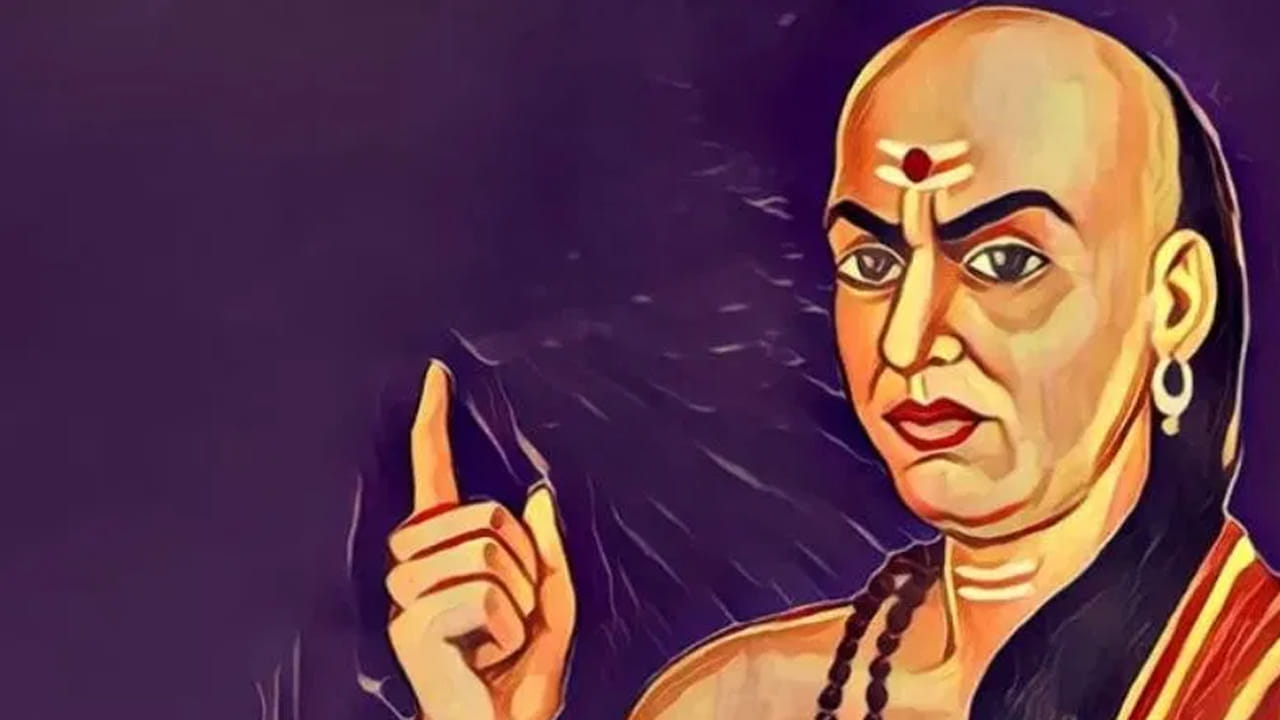 
నేను మాత్రమే అందంగా ఉన్నాను అని భార్య అనుకోవడం చాలా తప్పు , భర్తతో మాట్లాడే విధానం, ఆయనపై చూపించే ప్రేమలో కూడా అందం కనిపించాలి ఆమె అందానికి భర్త తగ్గుతాడని అనుకోవటం అది మూర్ఖత్వం. ఇది భార్యాభర్తలను అసలు హ్యపీగా ఉంచదు. ఇది కాపురంలో సమస్యలకు దారితీస్తుంది.