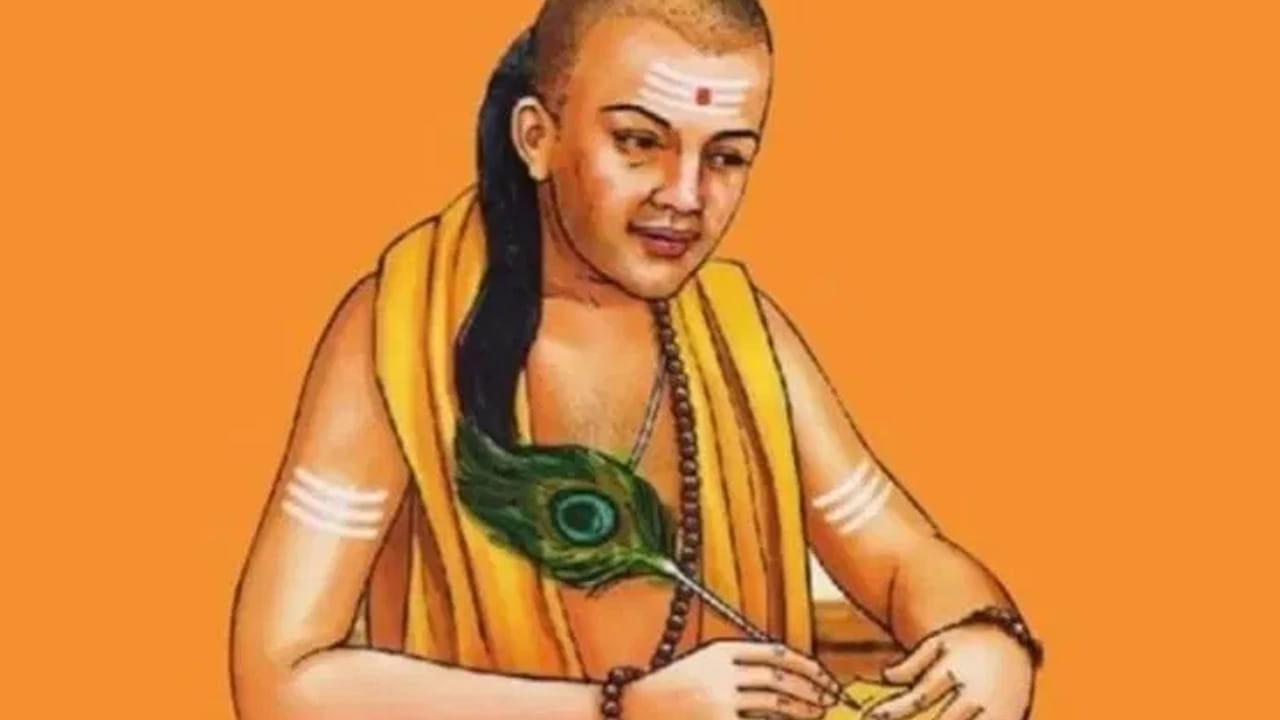 మీ తాత, మీ అమ్మమ్మ మాటలను గౌరవించాలి : మీ కుటుంబంలోని పెద్ద వాళ్ళు.. మీ తాత, మీ అమ్మమ్మ మాటలను గౌరవించాలి. ఎందుకంటే, వారికీ మీ కంటే ఎక్కువ అనుభవం ఉంటుందని చాణక్యుడు చెబుతున్నాడు కాబట్టి అలాంటి వారిని అవమానించకండి. వారికీవీలైనంత సాయం చేయండి.