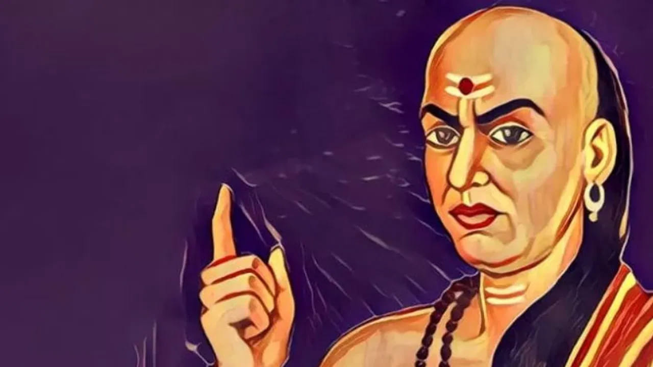 ఇంట్లో గాజు వస్తువులు కింద పడి పగిలిపోతే, అప్పటి నుంచి కష్ట కాలం మొదలవుతుందని అర్థం. ఈ సమయంలో ఎలాంటి పనులు మొదలు పెట్టక పోవడమే మంచిది. పగిలిన గాజును ఇంట్లో అసలు ఉంచకండి. ఇంట్లో ప్రతికూల శక్తి కూడా పెరుగుతుంది. ఈ హెచ్చరికలను ముందుగానే అర్థం చేసుకుని కొంచం జాగ్రత్తగా ఉండాలి.