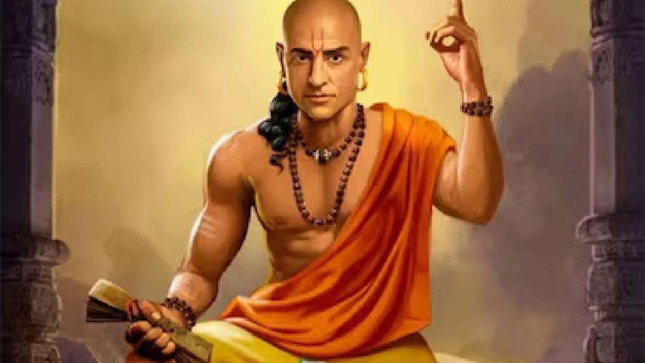 2. వ్యక్తిగత పొదుపు లేదా దాచుకున్న డబ్బు.. చాణక్య నీతిలో ఆర్థిక క్రమశిక్షణ, పొదుపునకు ప్రాధాన్యత ఉన్నట్లు చెప్పబడుతుంది. ముఖ్యంగా అనుకోని పరిస్థితులు ఎదురైనప్పుడు ఉపయోగపడేలా కొంత మొత్తాన్ని పొదుపు చేసుకోవాలనే ఆలోచన కనిపిస్తుంది. ఇది కేవలం మహిళలకు మాత్రమే వర్తిస్తుందని కాకుండా, భార్యాభర్తలిద్దరూ ఆర్థికంగా బాధ్యతాయుతంగా ఉండాలి అనే కోణంలో చూడటం సముచితం. అత్యవసర పరిస్థితుల కోసం కొంత మొత్తాన్ని పొదుపుగా ఉంచుకోవడం కుటుంబానికి భద్రతను అందించవచ్చు.