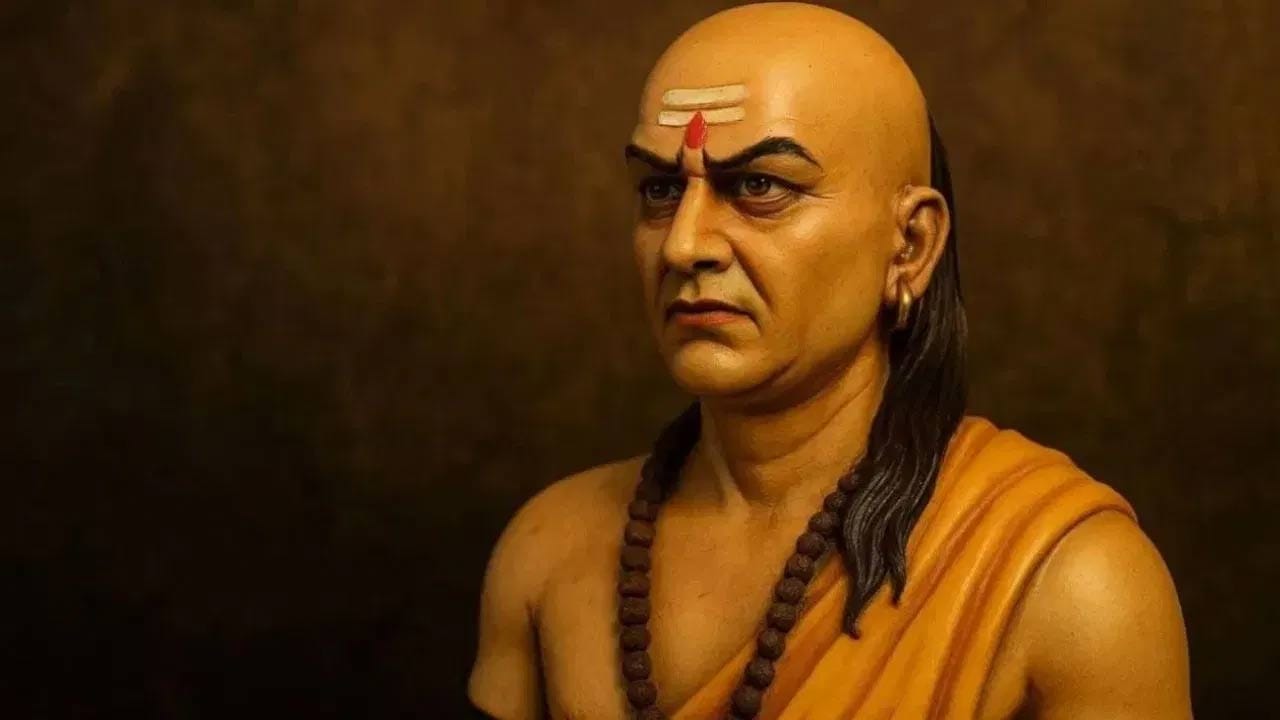 చాణక్య నీతి గురించి నేటి యువతకి ప్రత్యేకించి చెప్పాల్సిన అవసరం లేదు. ఆయన నైపుణ్యం కలిగిన ఒక గొప్ప వ్యక్తి . చిన్న పిల్లల నుంచి పెద్ద వాళ్ళ వరకు ఆయన చెప్పిన విషయాల గురించి తెలుసుకోవడానికి ఎంతో మంది ఆసక్తి చూపుతున్నారు. భార్య వ్యక్తిగత విషయాలను వేరే వాళ్ళకి చెప్పకూడదని చాణక్యుడు చెబుతున్నాడు. 