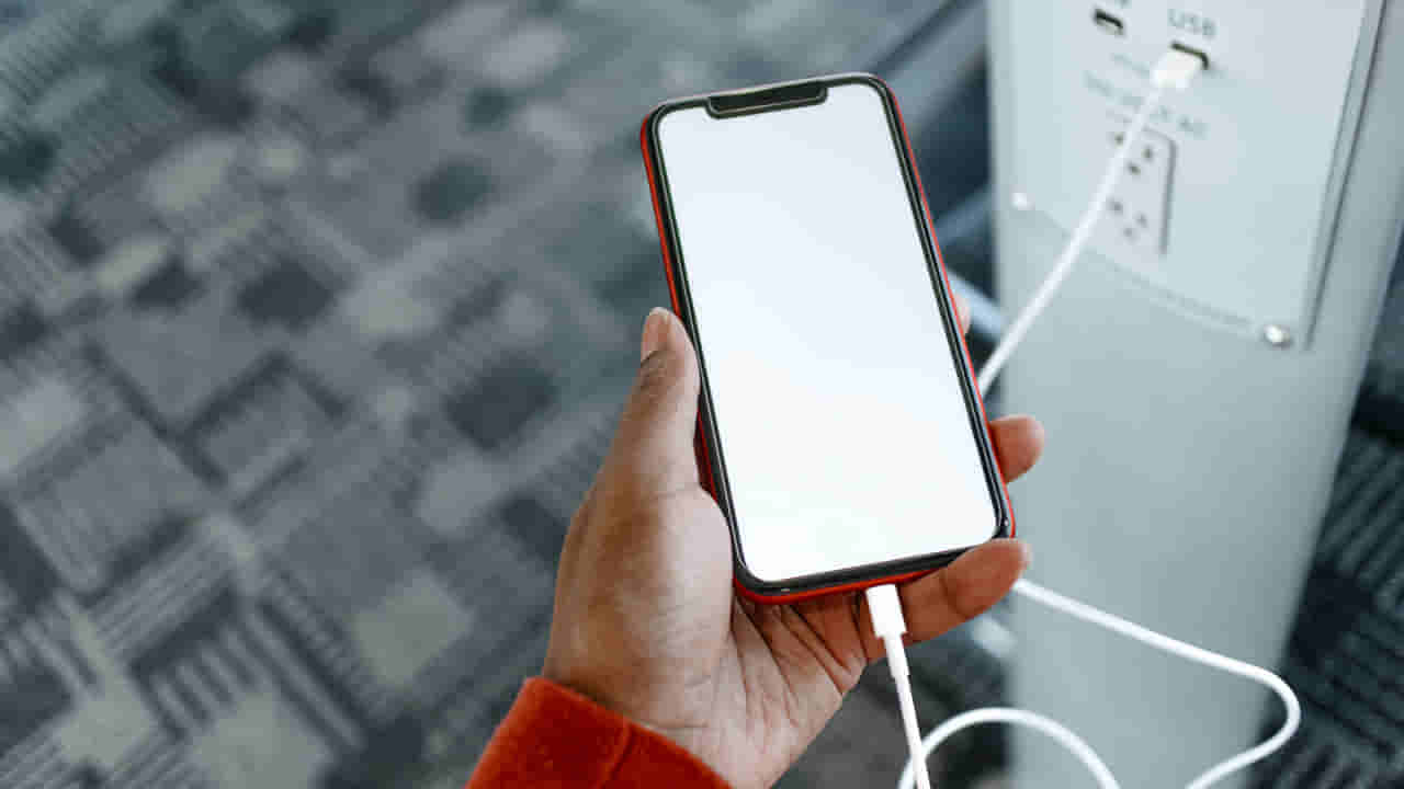 Charging Tips: పబ్లిక్ ప్రదేశాల్లో ఫోన్కు ఛార్జింగ్ పెట్టుకుంటున్నారా..? ఈ తప్పు చేస్తే మీ బ్యాంక్ ఖాతా మొత్తం ఖాళీ..