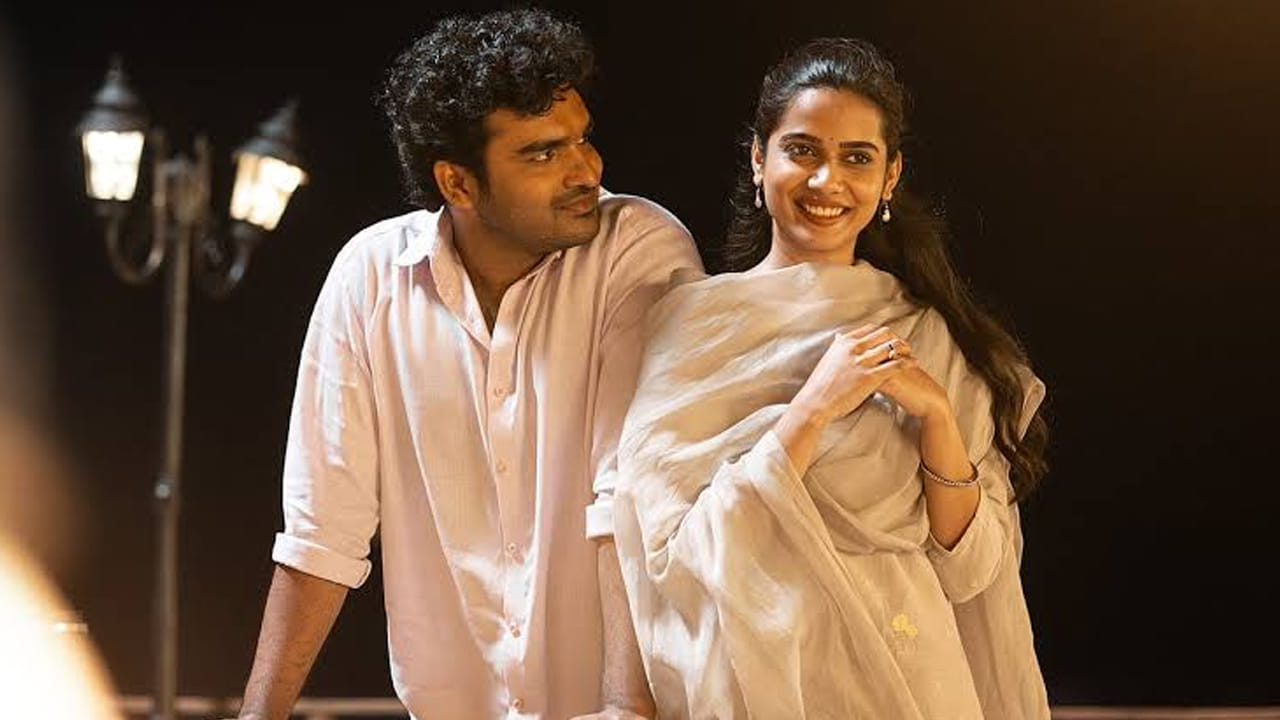 ఎస్కేఎన్ , సాయి రాజేష్ సంయుక్తంగా మాస్ మూవీ మేకర్స్, అమృత ప్రొడక్షన్స్ బ్యానర్లపై ఈ చిత్రాన్ని నిర్మించారు. స్వర బ్రహ్మ మణిశర్మ అందించిన సంగీతం, నేపథ్య సంగీతం ఈ సినిమాకు ప్రధాన ఆకర్షణగా నిలిచాయి. పాటలతో పాటు సన్నివేశాల తీవ్రతను మణిశర్మ తన సంగీతంతో మరింతగా పెంచారు. జూలై 24న ప్రపంచవ్యాప్తంగా థియేటర్లలో విడుదలైన ఈ చిత్రం విమర్శకుల ప్రశంసలతో పాటు ప్రేక్షకుల నుండి విశేష ఆదరణ పొందింది.