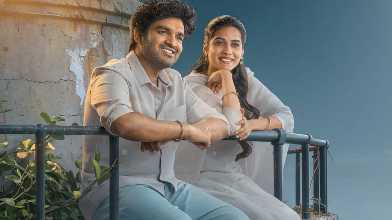 కేవలం రూ. 15 కోట్ల బడ్జెట్తో రూపొందిన ఈ చిత్రం, బాక్సాఫీస్ వద్ద ప్రపంచవ్యాప్తంగా రూ. 50 కోట్లకు పైగా గ్రాస్ వసూళ్లను సాధించి ఘన విజయాన్ని నమోదు చేసింది. సినిమాలో కిరణ్ అబ్బవరం 'స్టీవెన్ శంకర్' అనే ఆశయాలున్న దర్శకుడి పాత్రలో ఎంతో సహజంగా నటించగా, శ్రీ గౌరి ప్రియ 'నివేదిత' అనే డిప్రెషన్ నుంచి బయటపడే క్లిష్టమైన పాత్రలో జీవించింది. వీరిద్దరి మధ్య ఉన్న కెమిస్ట్రీ, భావోద్వేగాలు ప్రేక్షకులను ఎంతగానో ఆకట్టుకున్నాయి.