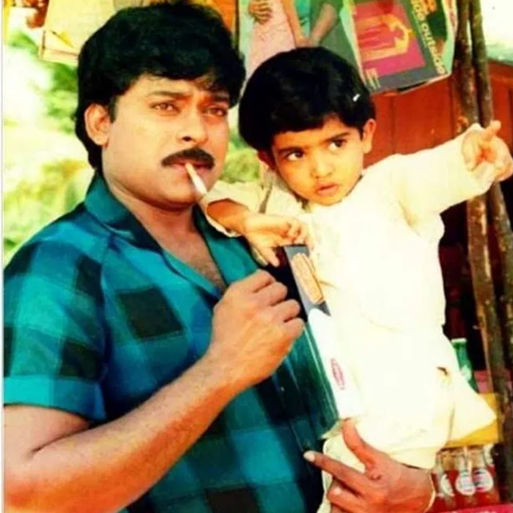 సినిమా వాళ్లకు సంబందించిన ఫోటోలు సోషల్ మీడియాలో నిత్యం పదుల సంఖ్యలో వైరల్ అవుతూ ఉంటాయి. సినీ సెలబ్రెటీలకు సంబందించిన ఫోటోలను అభిమానులు తెగ షేర్ చేస్తూ ఉంటారు. చాలామంది తమ అభిమాన హీరోల ఫోటోలు, వీడియోలను సోషల్ మీడియాలో పంచుకుంటూ ఉంటారు. అలాగే ఇప్పుడు ఓ ఫోటో నెట్టింట వైరల్ గా మారింది. పై ఫొటోలో ఉన్న నటి ఓ చైల్డ్ ఆర్టిస్ట్ ను గుర్తుపట్టారా.?