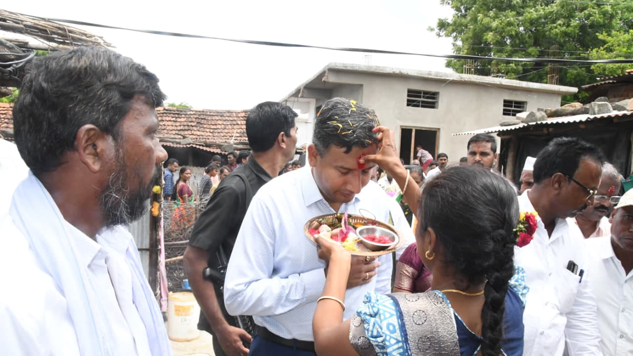 ఆదిలాబాద్ జిల్లా కలెక్టర్ రాజార్షి షా. ఏసీ రూం పాలనకు స్వస్తి‌ చెప్పి గడప గడపకు తిరిగి ప్రజా సమస్యలు తెలుసుకుని అసలు‌సిసలైన  ప్రభుత్వ పాలనను అందిస్తున్న జిల్లా బాస్. ఆదివాసీ పలెల్లను, గూడాలను కలియ తిరిగుతూ నేరుగా సమస్యలను అడిగి తెలుసుకుంటూ పరిష్కారం చూపిస్తున్న కలెక్టర్ ఆయన.  ఆదివాసీల కష్టసుఖాల్లో పాలు పంచుకుని వారి ఇబ్బందులు దూరం చేసేందుకు శాయశక్తుల విధులు నిర్వహిస్తున్నారు.  కలెక్టర్ గా  మాత్రమే కాకుండా.. వారిలో ఒక మనిషిగా కలిసిపోయారు. ఆదివాసీల కష్టాలను తెలుసుకునేందు అడవిబాటపట్టారు. తన డ్యూటీ అంటే తన జిల్లా ప్రజల కష్టాలు తెలుసుకోవటమేననుకున్నారు. అలా సేవలందిస్తున్న కలెక్టర్ రాజార్షి షా కి అంతే ప్రేమను బహుమానంగా ఇచ్చారు ఓ ఆదివాసీ గూడం ప్రజలు.
