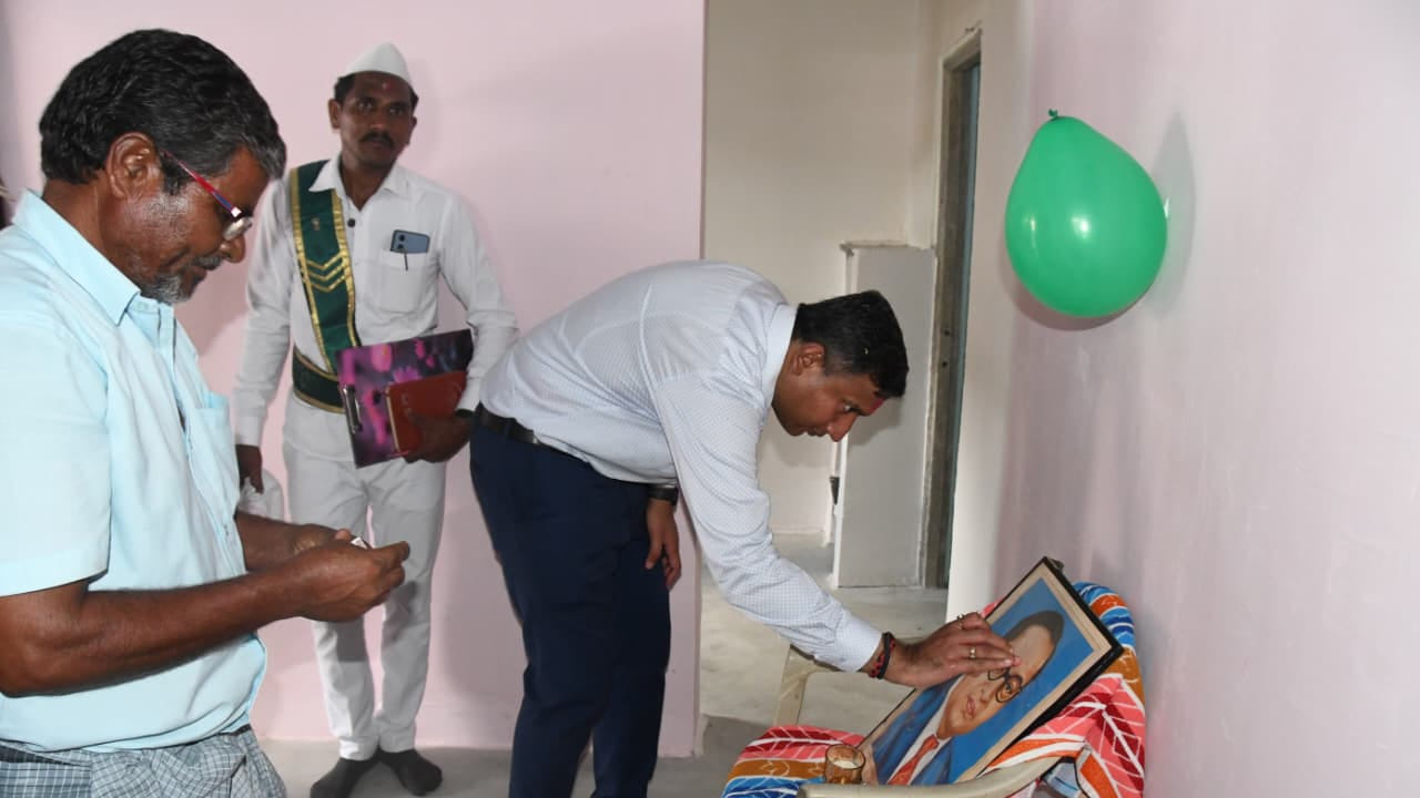 జిల్లాలోని‌ ఓ మారుమూల గూడెంలో సరైన నివాసం లేక ఇబ్బందులు పడుతున్న కొలాం గిరిజనుల జీవితాల్లో జిల్లా కలెక్టర్ రాజర్షిషా సరికొత్త వెలుగులు నింపారు. నిరుపేదలకు ఇళ్ల పట్టాలతో పాటు 'ఇందిరమ్మ గృహాలు' మంజూరు చేసి, వారి సొంతింటి కలను నిజం చేయడంలో ప్రత్యేక చొరవ చూపారు. ఆయన సేవలకు గుర్తుగా గిరిజనులు అంతే ప్రేమతో నీరాజనాలు పట్టారు. తమ బతుకుల్లో మార్పు తెచ్చిన అధికారిపై ప్రత్యేక అభిమానంతో, దహిగూడ కొలాం గూడేనికి ఏకంగా ఆయన పేరునే పెట్టుకున్నారు.  కలెక్టర్ రాజార్షి షా సేవలకు గుర్తుగా తమ గూడెం ఇక నుండి 'రాజర్షిషా గూడ'  గా పిలవబడుతుందని.. కలెక్టర్ పేరుతో తమ గూడాకి నామకరణం చేసుకుని తమ కృతజ్ఞతను చాటుకున్నారు.