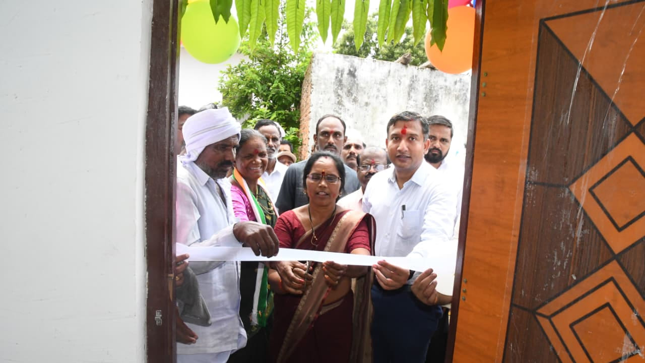 ఆదిలాబాద్ జిల్లా రూరల్ మండలంలో గురువారం పిప్పలధరి పంచాయతీ పరిధిలోని దహిగూడ లో పర్యటించిన జిల్లా కలెక్టర్, గ్రామంలో నిర్మాణం పూర్తయిన మూడు ఇందిరమ్మ గృహాలకు సంబంధించి గృహ ప్రవేశ వేడుకలను స్వయంగా ప్రారంభించారు. గతంలో 17 మంది పేద గిరిజనులకు ఇళ్ల పట్టాలు, ఇందిరమ్మ ఇళ్లు మంజూరు కాగా, ఆయన చొరవతో మౌలిక వసతులు వేగవంతమయ్యాయని గ్రామస్తులు సంతోషం వ్యక్తం చేశారు.ఈ సందర్భంగా ఏర్పాటు చేసిన గ్రామసభలో కలెక్టర్ గిరిజనులతో మమేకమై వారి సమస్యలను అడిగి తెలుసుకున్నారు. గ్రామాభివృద్ధికి మరిన్ని చర్యలు చేపడతామని హామీ ఇస్తూ.. పిప్పలధరి పంచాయతీ పరిధిలో మరో 10 ఇందిరమ్మ ఇళ్లను మంజూరు చేస్తున్నట్లు ప్రకటించారు. గిరిజన కుటుంబాల ఆర్థిక ఎదుగుదలకు మేకలు, పాడి పశువుల (బర్రెల) యూనిట్ల మంజూరుతో పాటు మహిళలకు ఉచిత కుట్టు మిషన్ల శిక్షణ, డిగ్రీ చదివిన స్థానిక యువతకు ఆదిలాబాద్‌లో ఉద్యోగ అవకాశాలు కల్పిస్తామన్నారు.