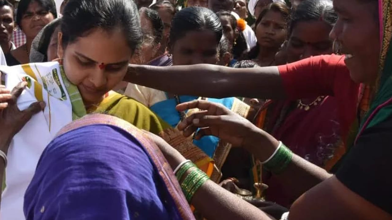 
గ్రామంలో ప్రధాన సమస్యలైన కరెంట్, సెల్ నెట్‌వర్క్, రవాణా సౌకర్యాలపై కలెక్టర్ వెంటనే స్పందించారు. తరచూ విద్యుత్ నిలిచిపోకుండా చర్యలు తీసుకోవాలని విద్యుత్ శాఖ ఈఈని ఆదేశించగా, సెల్ టవర్ నిర్మాణం కోసం స్థలం కేటాయించి నెట్‌వర్క్ సమస్యను పరిష్కరిస్తామన్నారు. ఆధార్ కార్డులు లేని వారికి వెంటనే కొత్త ఆధార్ల నమోదు పూర్తి చేయాలని ఇడిఎం, పంచాయతీ కార్యదర్శులను ఆదేశించారు. అలాగే మారుమూల మామిడికోరి గ్రామానికి రోడ్డు (CD వర్క్) సౌకర్యం, జలసిరి కింద రైతులకు ఫార్మ్ పాండ్స్, అర్హులకు చేయూత పెన్షన్లు అందేలా చర్యలు తీసుకుంటామని హామీ ఇచ్చారు. దివ్యా దేవ‌రాజ‌న్ గుర్తుగా ఆదిలాబాద్ జిల్లా ఆదిలాబాద్ రూరల్ మండలంలోని తంతోలి సమీపంలోని గూడానికి ‘దివ్యగూడ’ అని పేరు పెట్టుకున్నారు. అప్పుడు‌ దివ్య దేవరాజన్ కు ఇప్పుడు రాజార్షి షా కు.. ఓ కలెక్టర్‌ కు ఇంతకు మించిన గౌరవం ఇంకేం ఉంటుంది. శభాష్ కలెక్టర్లు అంటే మీలానే ఉండాలి.. ప్రజలతో ప్రజల కోసం ప్రజల మధ్య ప్రజా పాలన అందించేందుకు.