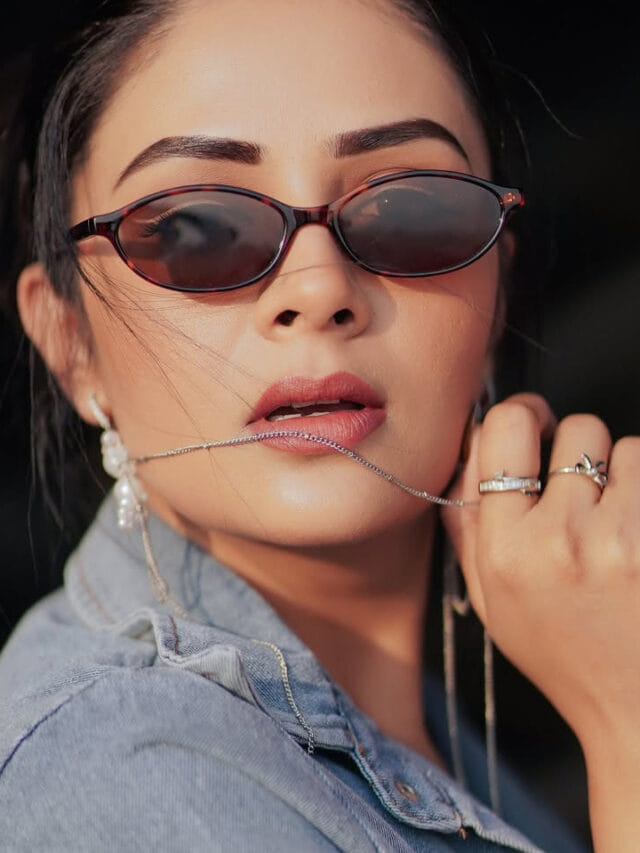 రాములమ్మ గ్లామర్ సెగలు.. కంటి చూపుతూనే చంపేస్తుందిగా..